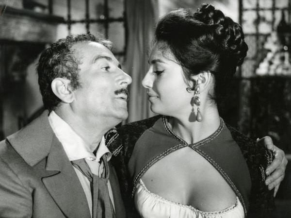 Scena del film "Ferdinando I, Re di Napoli" - Franciolini, Gianni, 1959 - Jacqueline Sassard, a destra, osserva sorridente Peppino De Filippo che la abbraccia.
