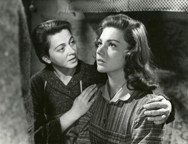 Scena del film "Il ferroviere" - Germi, Pietro, 1956 - Luisa Della Noce, a sinistra, stringe le spalle di Sylva Koscina che rivolge lo sguardo in alto davanti a sé.
