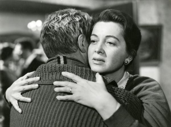 Scena del film "Il ferroviere" - Germi, Pietro, 1956 - Luisa Della Noce abbraccia un attore non identificato di spalle rivolgendo lo sguardo verso sinistra.
