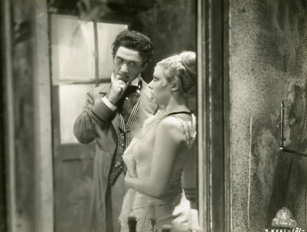 Scena del film "Figaro e la sua gran giornata" - Camerini, Mario, 1931 - Gloria Leda, a destra di profilo, osserva Maurizio D'Ancora, a sinistra, che la guarda portandosi l'indice della mano destra alla bocca e mordendoselo.
