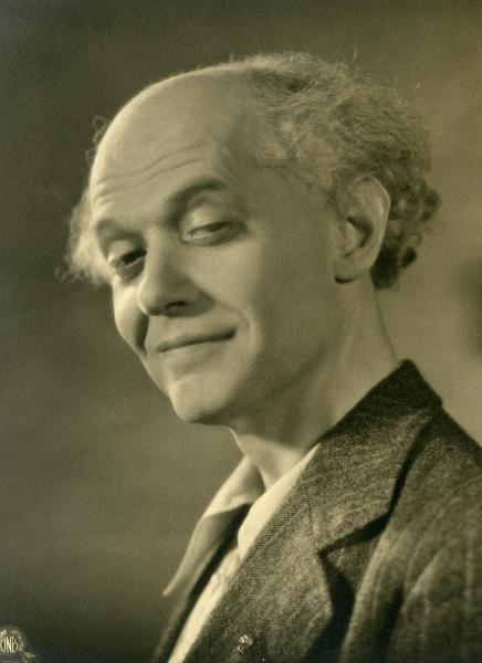 Scena del film "Figaro e la sua gran giornata" - Camerini, Mario, 1931 - Primo piano di Gianfranco Giachetti che, sorridendo, rivolge lo sguardo in basso verso destra.
