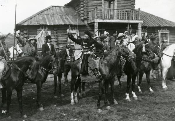 Scena del film "La figlia del capitano" - Camerini, Mario, 1947 - A cavallo, Amedeo Nazzari, al centro e con la spada sollevata in segno di carica, guarda verso sinistra. Alle sue spalle, altri attori non identificati a cavallo.
