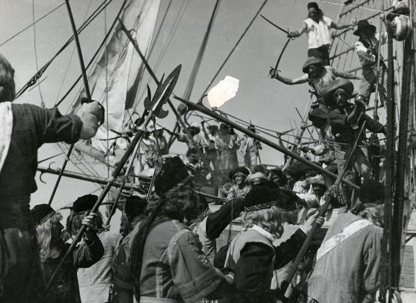 Scena del film "La figlia del corsaro verde" - Guazzoni, Enrico, 1940 - Numerosi attori non identificati recitano in una scena di abbordaggio tra due navi.
