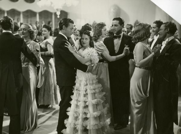 Scena del film "I figli della notte" - Perojo, Benito, Vergano, Aldo, 1939 - In una sala da ballo, coppie di attori non identificati, in abiti eleganti, danzano, guardandosi vicendevolmente.
