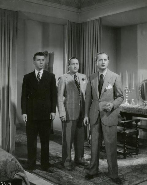 Scena del film "I figli del Marchese Lucera" - Palermi, Amleto, 1938 - Figure intere di Gino Cervi, a sinistra, Carlo Romano, al centro, e Filippo Scelzo, a destra, mentre guardano attoniti verso destra.
