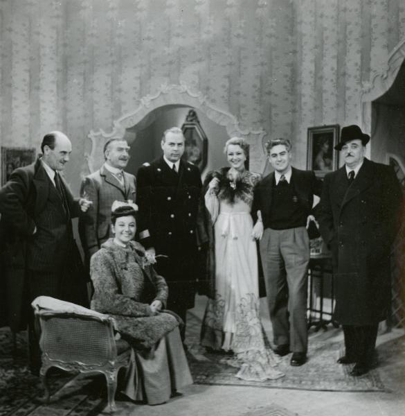 Sul set del film "Follie del secolo" - Palermi, Amleto, 1939 - Luigi Freddi visita gli stabilimenti Scalera e assiste ad alcune riprese. Nella foto gli sono vicini: Amleto Palermi, Clelia Matania, Armando Falconi, Paola Barbara e l'Avv. Barattolo.