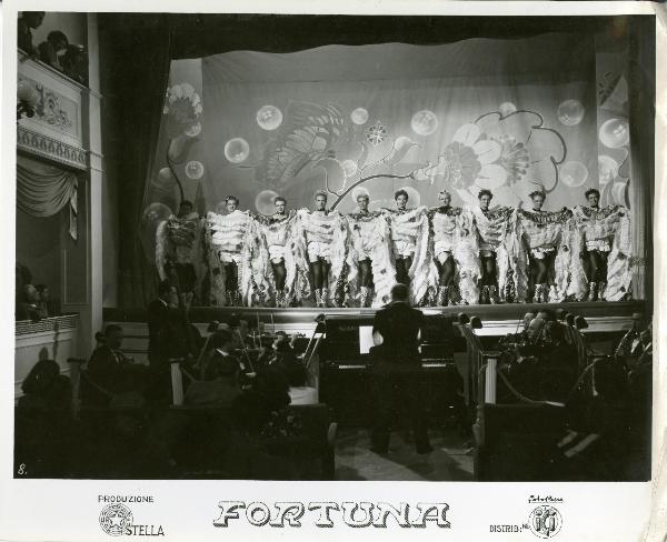 Scena del film "Fortuna" - Neufeld, Max, 1940 - A teatro: scena di can-can con attrici non identificate. Sotto di loro, l'orchestra.