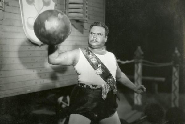 Scena del film "La forza bruta" - Bragaglia, Carlo Ludovico, 1941 - Al centro, Juan De Landa solleva con il braccio destro una palla.
