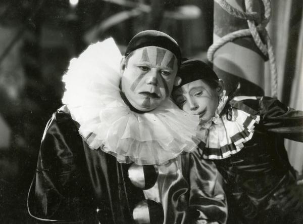 Scena del film "La forza bruta" - Bragaglia, Carlo Ludovico, 1941 - Mezza figura di Juan De Landa e Sergio Tedesco vestiti da clown che si sorreggono l'un l'altro.
