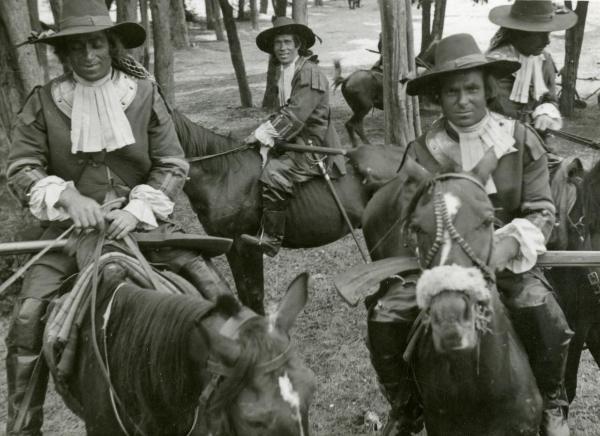 Scena del film "Fra Diavolo" - Zampa, Luigi, 1942 - In mezzo agli alberi: quattro attori non identificati a cavallo nei panni di soldati.