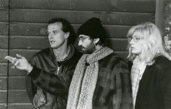 Sul set del film "Francesca è mia" - Russo, Roberto, 1986 - A destra, Monica Vitti, in centro, Roberto Russo mentre indica con due dita della mano destra qualcosa davanti a lui e a sinistra, Pierre Malet. Gli attori osservano qualcosa davanti a loro.