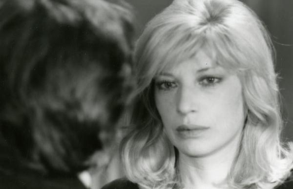 Scena del film "Francesca è mia" - Russo, Roberto, 1986 - Monica Vitti con gli occhi lucidi guarda verso un attore non identificato davanti a lei ma di spalle alla telecamera.

