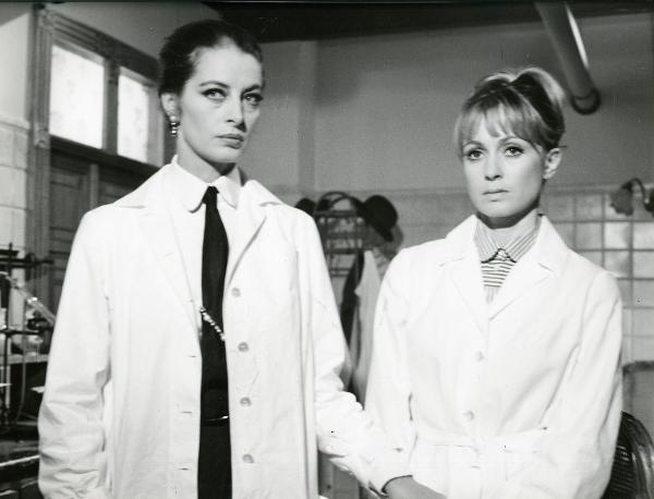 Scena del film "Fraulein doktor" - Lattuada, Alberto, 1969 - Piano americano di Capucine, a sinistra e Suzy Kendall, a destra. Le due vestono i panni di medico.