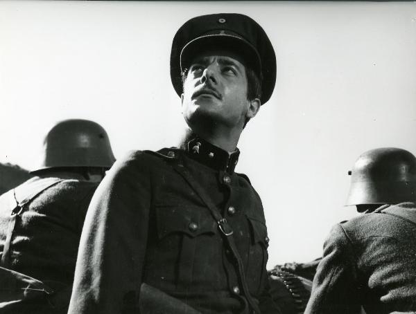 Scena del film "Fraulein doktor" - Lattuada, Alberto, 1969 - Mezza figura di Giancarlo Giannini in abiti militari mentre guarda verso l'alto.