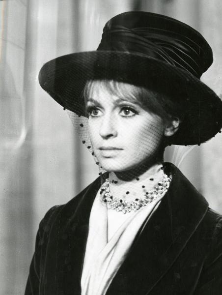 Scena del film "Fraulein doktor" - Lattuada, Alberto, 1969 - Primo piano di Suzy Kendall in veste elegante con un cappello a tesa larga e una retina che le copre il viso, mentre guarda verso sinistra.