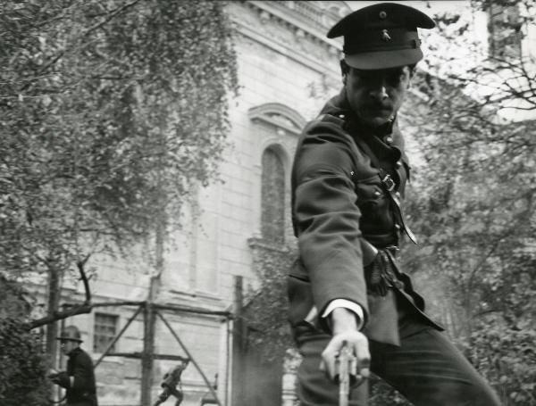 Scena del film "Fraulein doktor" - Lattuada, Alberto, 1969 - Piano americano di Giancarlo Giannini che, con veemenza, punta la pistola per terra.