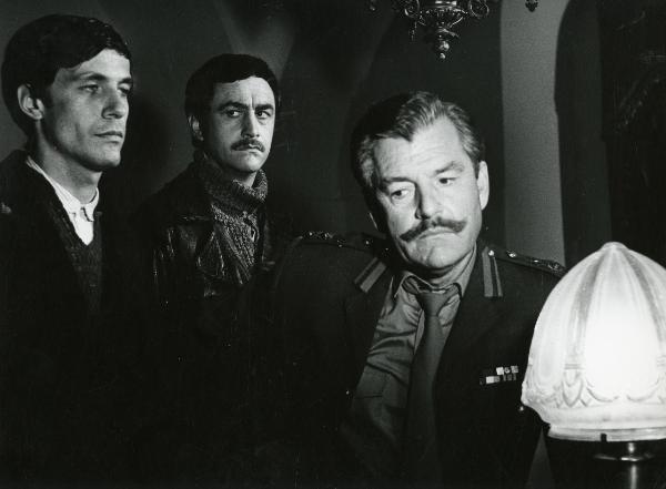 Scena del film "Fraulein doktor" - Lattuada, Alberto, 1969 - In primo piano, Kenneth More con lo sguardo rivolto in basso a sinistra. Dietro di lui un attore non identificato guarda dritto, mentre James Booth guarda l'attore non identificato.