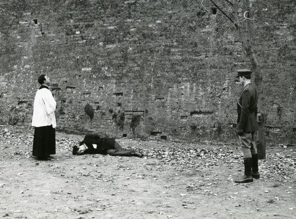 Scena del film "Fraulein doktor" - Lattuada, Alberto, 1969 - Un attore non identificato giace a terra. A sinistra, un attore non identificato guarda in alto. A destra, un attore non identificato guarda l'uomo a terra.