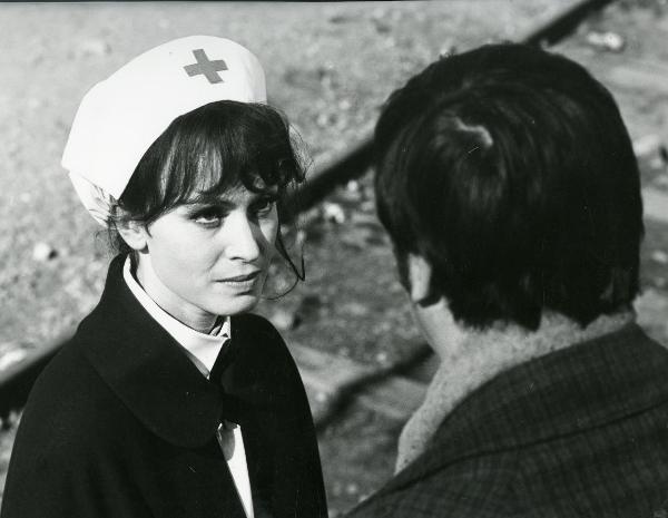 Scena del film "Fraulein doktor" - Lattuada, Alberto, 1969 - A sinistra, Suzy Kendall guarda fisso un attore non identificato di spalle posto sulla destra.