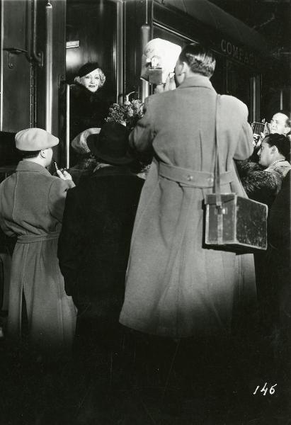 Scena del film "Freccia d'oro" - D'Errico, Corrado, 1935 - Laura Nucci, scendendo da un treno, viene accolta da una folla di fotografi.