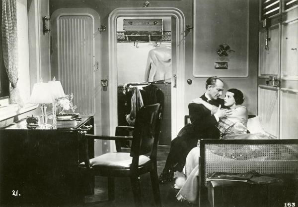 Scena del film "Freccia d'oro" - D'Errico, Corrado, 1935 - In una camera da letto: a destra, Ennio Cerlesi e un'attrice non identificata si abbracciano su un letto.