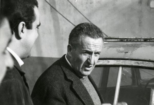 Fotografia sul set di "Frenesia dell'estate" - Zampa, Luigi, 1964 - Al centro, il regista Luigi Zampa mentre guarda verso la cinepresa. A destra, un attore non identificato.
