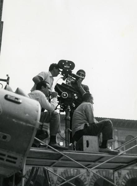 Fotografia sul set di "Frenesia dell'estate" - Zampa, Luigi, 1964 - Alcuni operatori sul set del film Frenesia dell'estate.