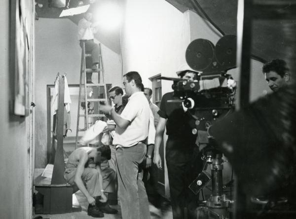 Fotografia sul set di "Frenesia dell'estate" - Zampa, Luigi, 1964 - Alcuni operatori preparano il set del film Frenesia dell'estate.