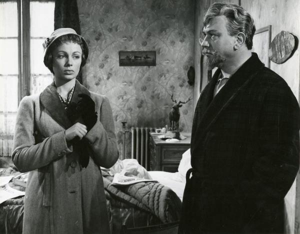 Scena del film "Frou - Frou" - Genina, Augusto, 1955 - In una camera da letto, Gino Cervi, a destra, guarda Dany Robin, a sinistra che, sistemandosi i guanti, ha lo sguardo fisso davanti a sé.