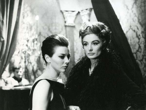 Scena del film "La fuga" - Spinola, Paolo, 1964 - Mezze figure di Giovanna Ralli a sinistra e Anouk Aimée a destra. Tutte e due guardano dritto di fronte a loro.