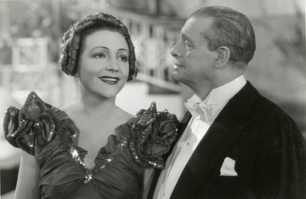 Scena del film "Fuochi d'artificio" - Righelli, Gennaro, 1938 - Mezza figura di Linda Pini, a sinistra, e Luigi Carini, a destra.