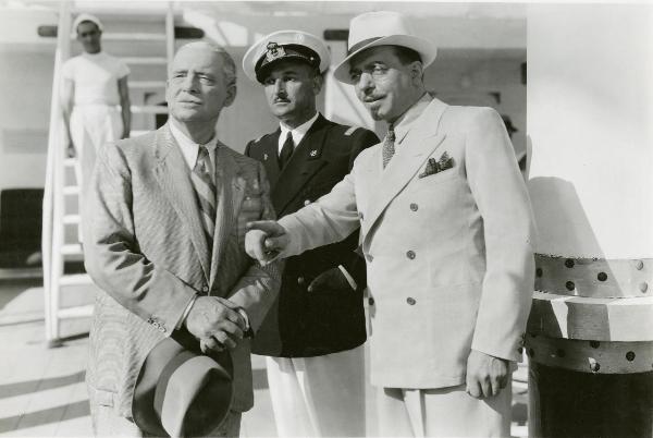Scena del film "Fuochi d'artificio" - Righelli, Gennaro, 1938 - Mezza figura di Luigi Carini, a sinistra, e di due attori non identificati, al centro e a destra.