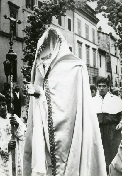 Scena del film "Fuoco" - Baldi, Gian Vittorio, 1969 - Durante una processione: in primo piano, una veste raffigurante un Santo che tende una mano di legno. Attorno, attori non identificati.