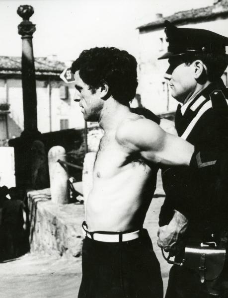 Scena del film "Fuoco" - Baldi, Gian Vittorio, 1969 - Al centro, Mario Bagnato a torso nudo é tenuto da dietro da Giorgio Maulini nei panni di carabiniere.