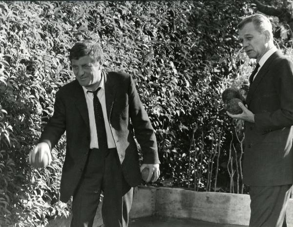 Scena del film "Gangsters 70" - Guerrini, Mino, 1968 - Giampiero Albertini, a sinistra e, Joseph Cotten, a destra, giocano a bocce.