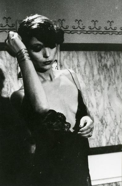 Scena del film "Garofano rosso" - Faccini, Luigi, 1976 - Mezza figura di Elsa Martinelli in lingerie. L'attrice ha lo sguardo rivolto verso il basso, la mano sinistra posizionata sotto il seno e il braccio destro alzato verso il viso.