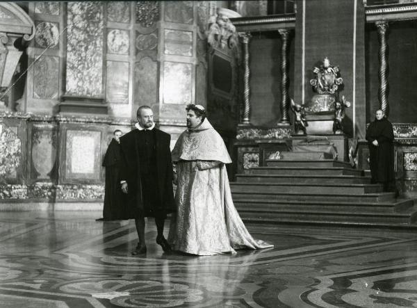 Scena del film "Galileo" - Cavani, Liliana, 1968 - Al centro di una sala con in secondo piano un trono, Piero Vida, a destra, guarda Cyril Cusack, a sinistra.