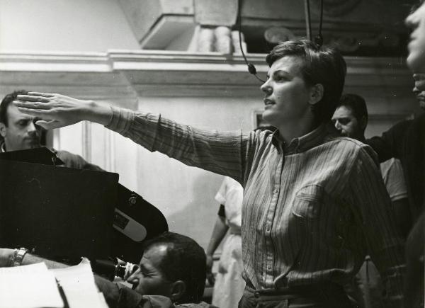 Fotografia sul set di "Galileo" - Cavani, Liliana, 1968 - Mezza figura con braccio destro alzato e teso della regista Liliana Cavani che dirige le riprese del film.