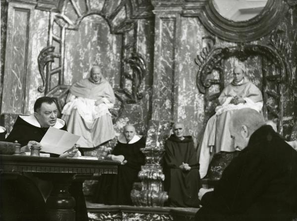 Scena del film "Galileo" - Cavani, Liliana, 1968 - A sinistra, seduto a una scrivania, Gigi Ballista guarda e parla con Cyril Cusack, a destra che guarda verso il basso. Attorno, attori non identificati in abiti ecclesiastici.