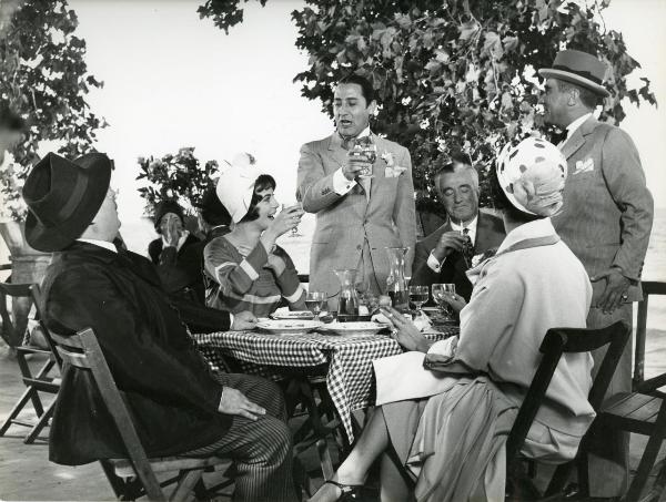 Scena del film "Gastone" - Bonnard, Mario, 1960 - In primo piano, due attori di spalle. Dall'altro lato sono riconoscibili: Anna Maria Ferrero, a sinistra, Alberto Sordi, al centro, e Vittorio De Sica, a destra. In piedi, Paolo Stoppa.