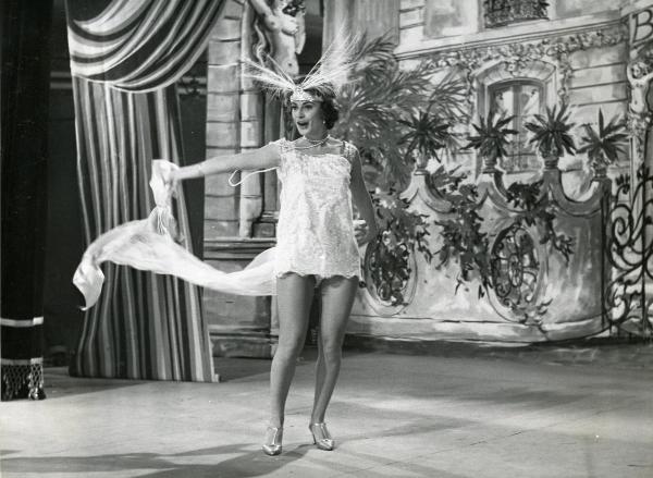 Scena del film "Gastone" - Bonnard, Mario, 1960 - Su un palco, Anna Maria Ferrero nei panni di una soubrette.