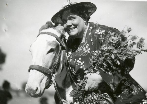 Scena del film "Gatta ci cova" - Righelli, Gennaro, 1937 - Rosina Anselmi, abbracciando un asino, guarda verso destra.