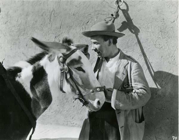 Scena del film "Gatta ci cova" - Righelli, Gennaro, 1937 - Mezza figura di Angelo Musco che sussurra all'orecchio dell'asino vicino a lui.