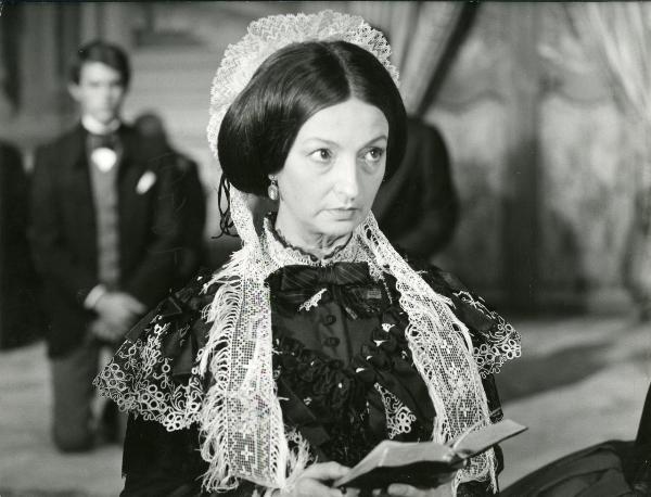 Scena del film "Il gattopardo" - Visconti, Luchino, 1963 - Primo piano di Rina Morelli mentre tiene un libro tra le mani con lo sguardo rivolto a destra.