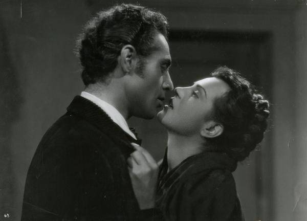 Scena del film "Gelosia" - Poggioli, Ferdinando Maria, 1943 - Primo piano di Luisa Ferida e Roldano Lupi mentre si stanno per scambiare un bacio e si guardano negli occhi.