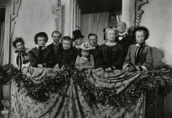 Scena del film "Gelosia" - Poggioli, Ferdinando Maria, 1943 - Si riconoscono: a destra, Wanda Capodaglio. Di fianco, Elvira Betrone. Dietro, Francesco Coop. Alla destra della bambina, Amalia Pellegrini. Dietro di lei, Andrea D'Amaniera.