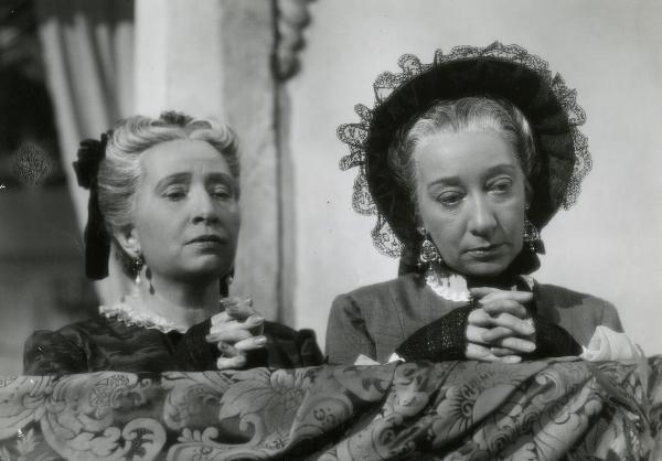 Scena del film "Gelosia" - Poggioli, Ferdinando Maria, 1943 - Primo piano di Wanda Capodaglio, a sinistra, e Elvira Betrone, a destra.