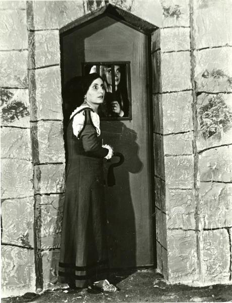 Scena del film "Genoeffa di Brabante" - Zeglio, Primo, 1947 - Di fronte a una cella, un'attrice non identificata, guarda sbigottita a destra. Dietro le sbarre, un'altra attrice non identificata guarda nella stessa direzione.