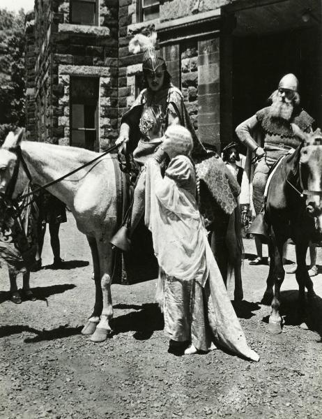 Scena del film "Genoeffa di Brabante" - Zeglio, Primo, 1947 - Harriet Medin saluta un Gar Moore a cavallo. Dietro di loro a cavallo, Aristide Garbini.