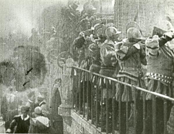 Scena del film "Genoeffa di Brabante" - Zeglio, Primo, 1947 - Attori non identificati durante una battaglia.